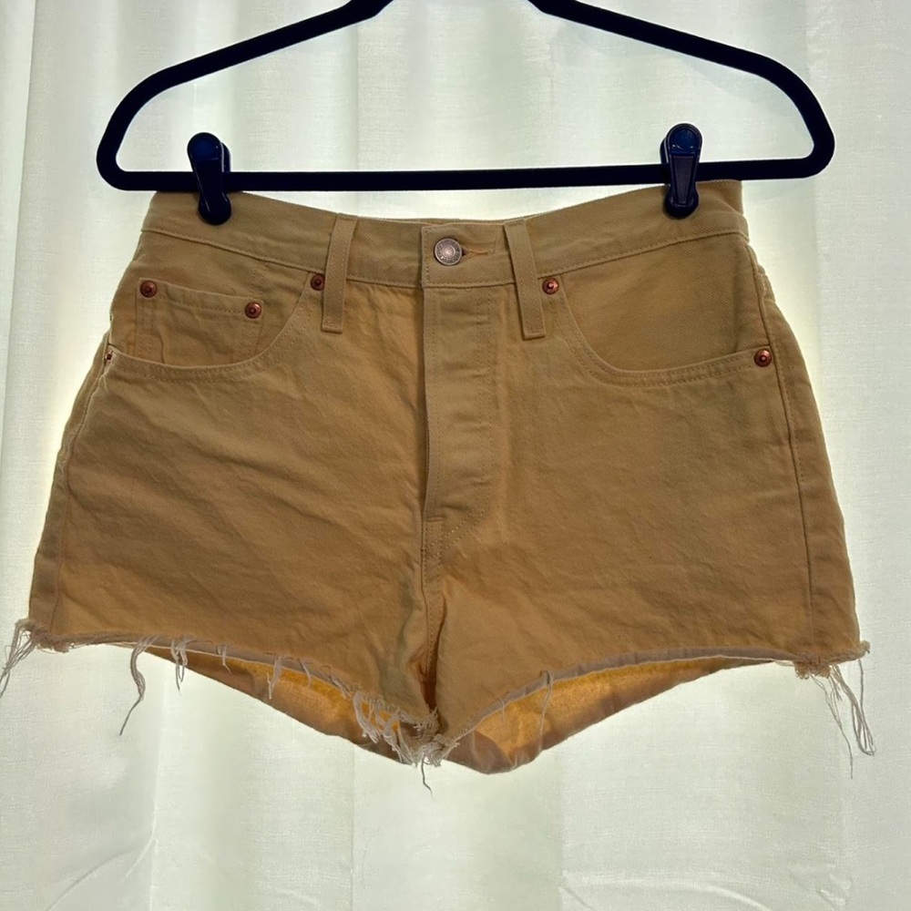 Pastel Yellow Levi’s Denim Shorts